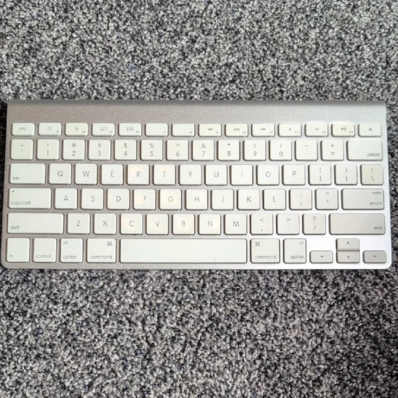 APPLE Wireless Keyboard 🍎 Tablet & Computer Accessory, White & Silver - Picture 3 of 6